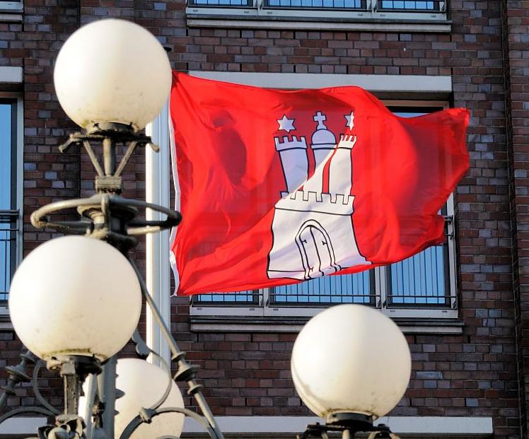 3370_1042 Hamburgsfahne flattert im Wind - Flagge der Hansestadt Hamburg. | Flaggen und Wappen in der Hansestadt Hamburg